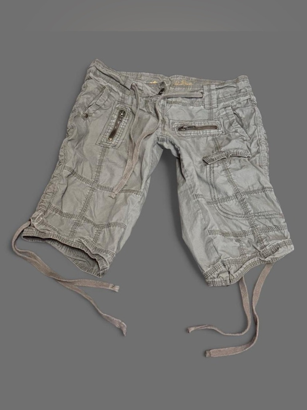 ❌SOLD❌ Vintage Y2K ultra low rise Capri cargo Shorts - Picture 3 of 6